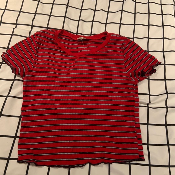 Garage short sleeve crop top with lettuce edge - Picture 3 of 3